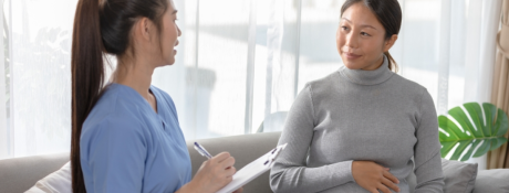 Phụ nữ lớn tuổi và những vấn đề liên quan đến phôi: Rủi ro và giải pháp từ y học hiện đại 