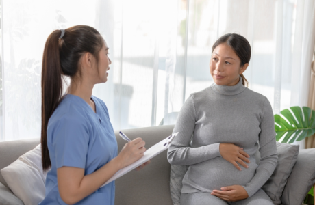 Phụ nữ lớn tuổi và những vấn đề liên quan đến phôi: Rủi ro và giải pháp từ y học hiện đại 